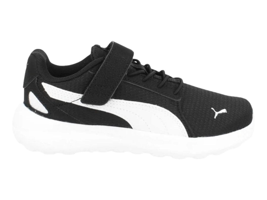 Tenis PUMA color negro con suela y franja blanca, cierre de velcro y agujetas para niños.