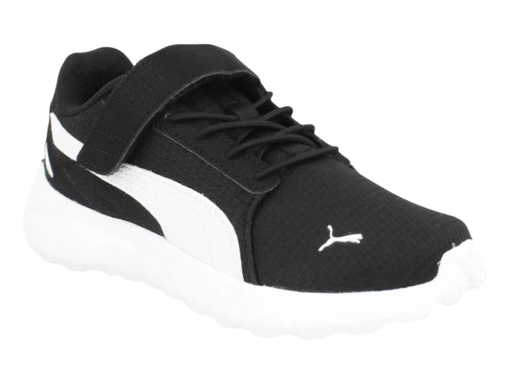 Tenis PUMA color negro con suela y franja blanca, cierre de velcro y agujetas para niños.