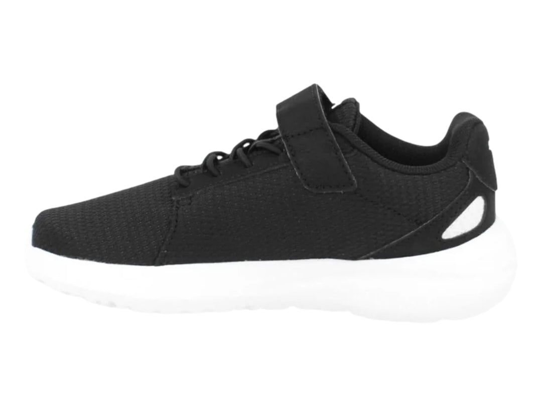 Tenis PUMA color negro con suela y franja blanca, cierre de velcro y agujetas para niños.