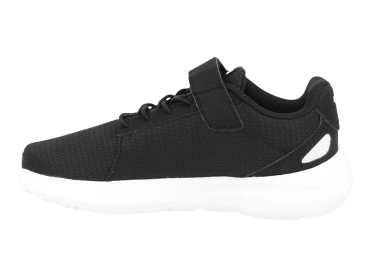 Tenis PUMA color negro con suela y franja blanca, cierre de velcro y agujetas para niños.