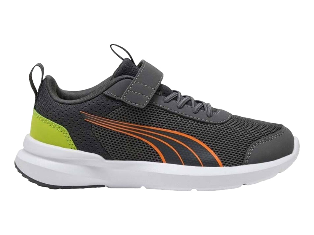 Tenis deportivos PUMA color gris con detalles naranja y verde, suela blanca y cierre de velcro.