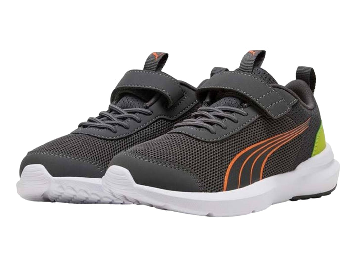 Tenis deportivos PUMA color gris con detalles naranja y verde, suela blanca y cierre de velcro.