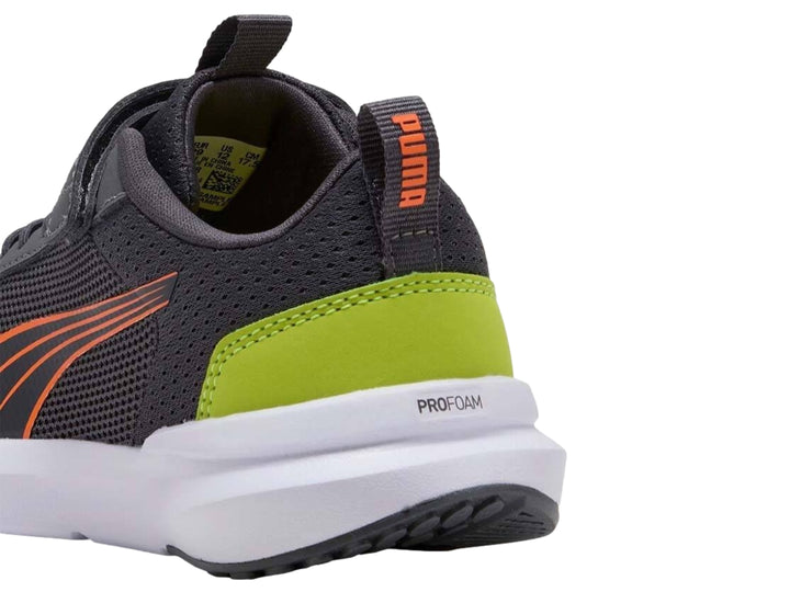 Tenis deportivos PUMA color gris con detalles naranja y verde, suela blanca y cierre de velcro.