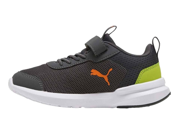 Tenis deportivos PUMA color gris con detalles naranja y verde, suela blanca y cierre de velcro.