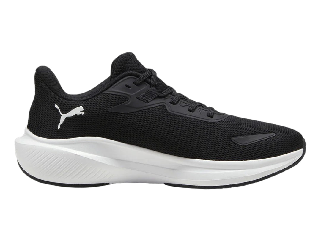 Tenis deportivos PUMA color negro con suela blanca y logotipo blanco en el costado.