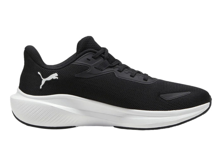 Tenis deportivos PUMA color negro con suela blanca y logotipo blanco en el costado.