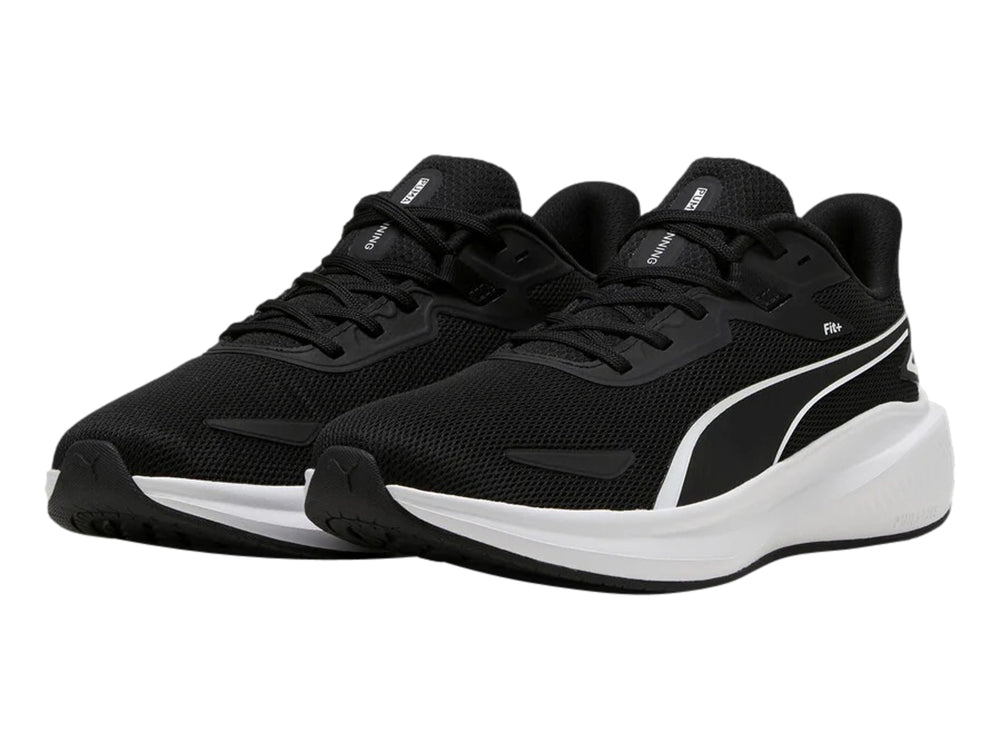 Tenis deportivos PUMA color negro con suela blanca y logotipo blanco en el costado.