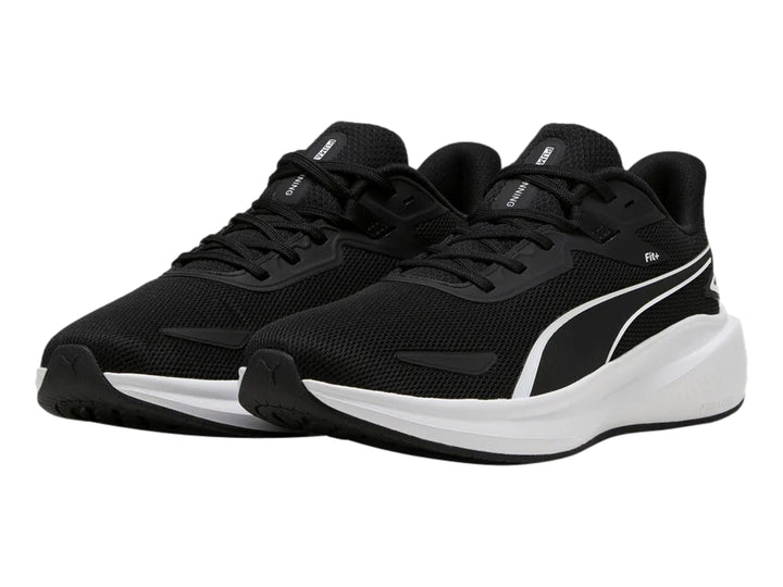 Tenis deportivos PUMA color negro con suela blanca y logotipo blanco en el costado.