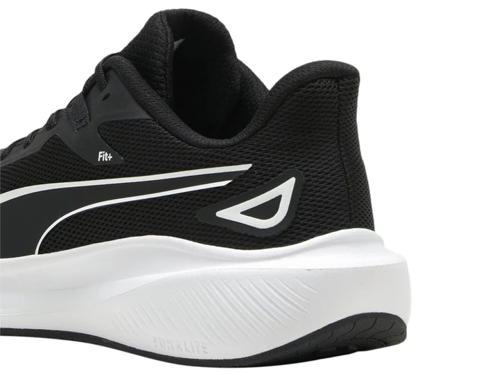 Tenis deportivos PUMA color negro con suela blanca y logotipo blanco en el costado.