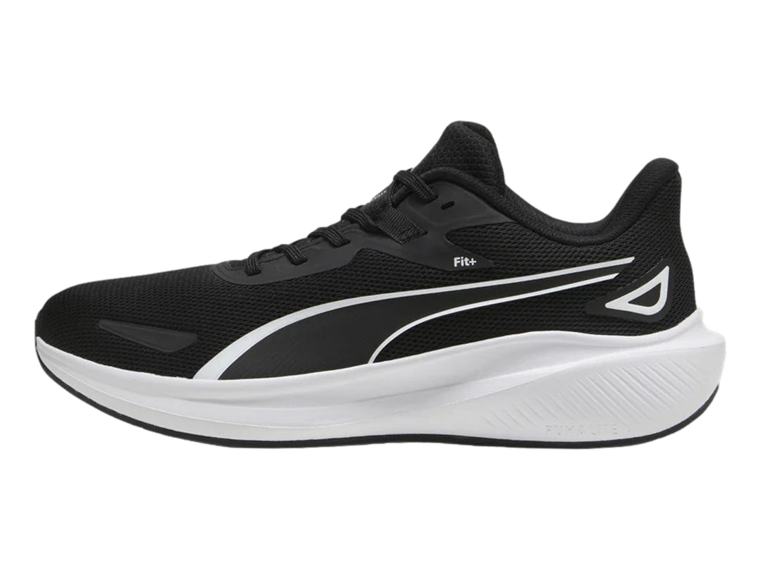 Tenis deportivos PUMA color negro con suela blanca y logotipo blanco en el costado.