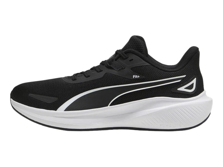 Tenis deportivos PUMA color negro con suela blanca y logotipo blanco en el costado.