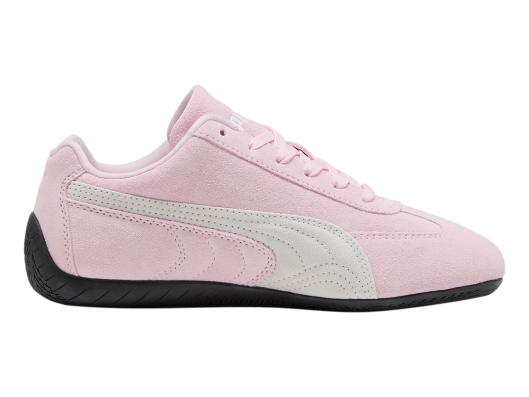 Tenis PUMA Speedcat OG en color rosa con franja blanca y suela negra.