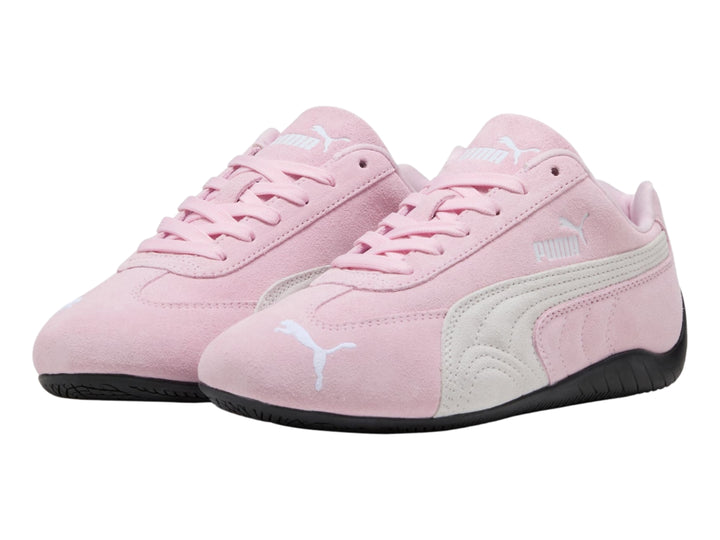 Tenis PUMA Speedcat OG en color rosa con franja blanca y suela negra.