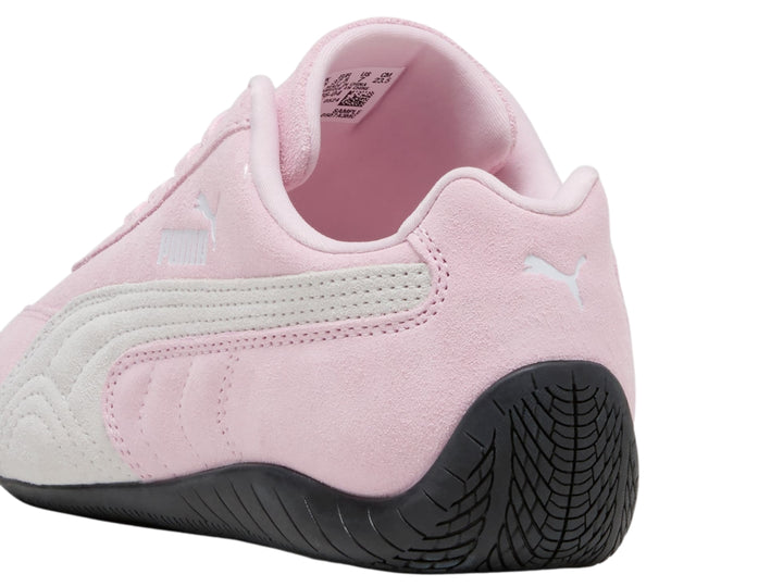 Tenis PUMA Speedcat OG en color rosa con franja blanca y suela negra.