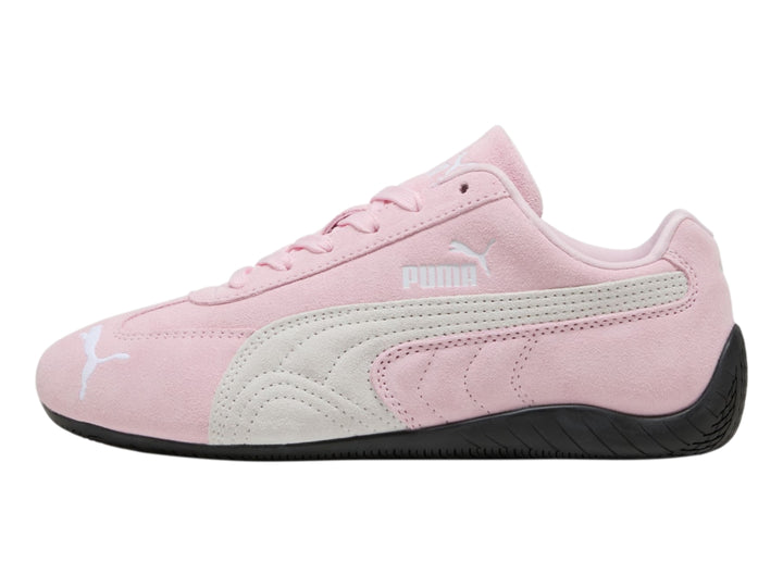 Tenis PUMA Speedcat OG en color rosa con franja blanca y suela negra.