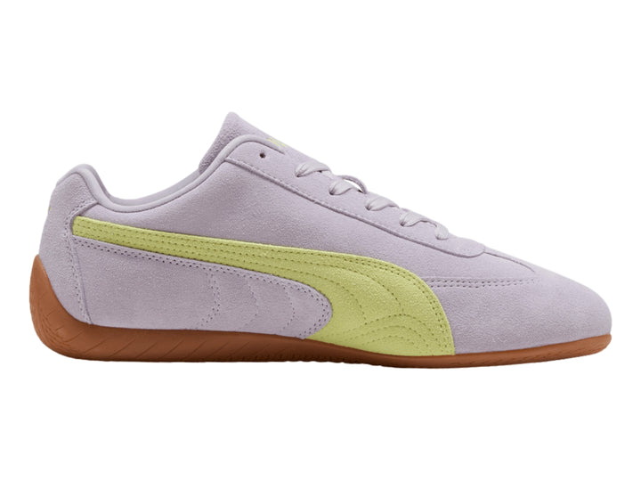Tenis PUMA Speedcat color lila con detalle amarillo y suela color café en material de gamuza.