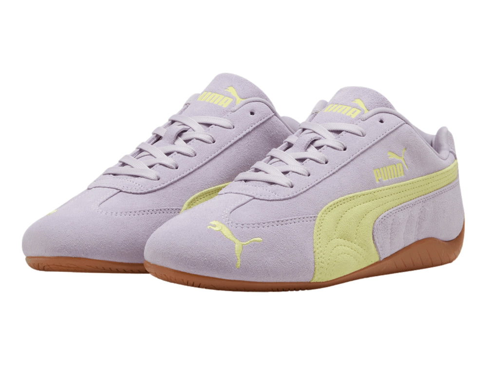 Tenis PUMA Speedcat color lila con detalle amarillo y suela color café en material de gamuza.