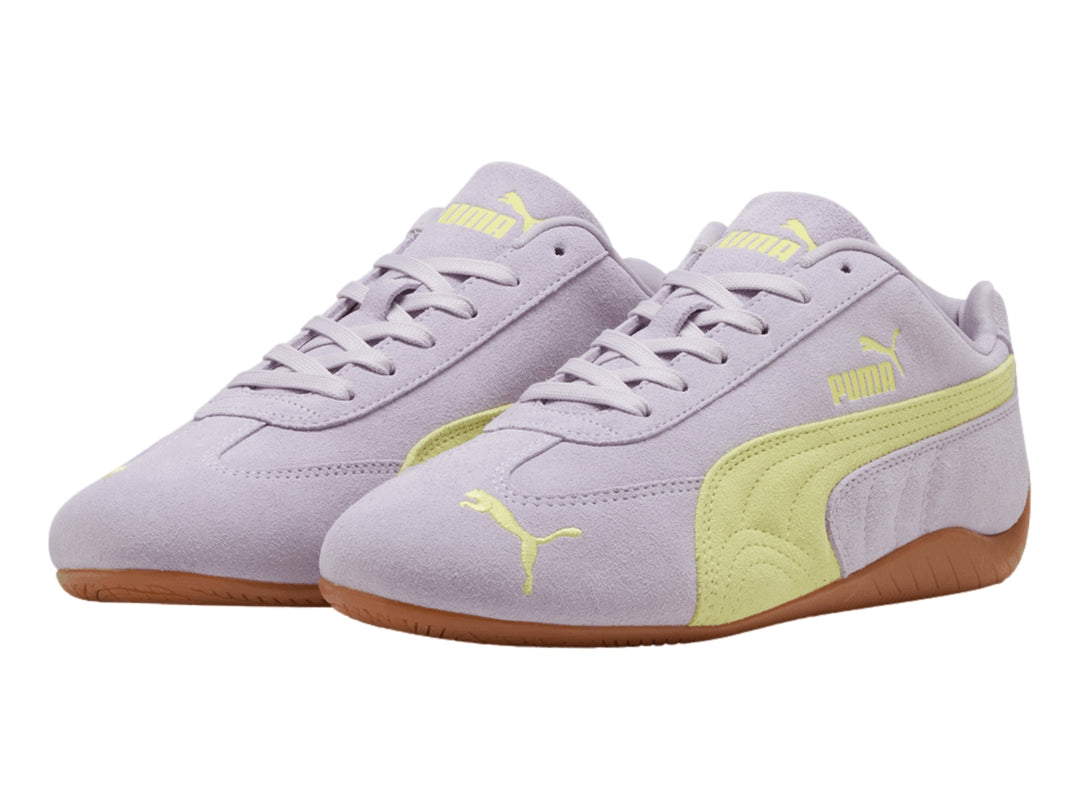 Tenis PUMA Speedcat color lila con detalle amarillo y suela color café en material de gamuza.