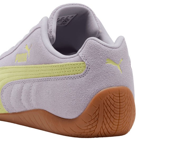 Tenis PUMA Speedcat color lila con detalle amarillo y suela color café en material de gamuza.