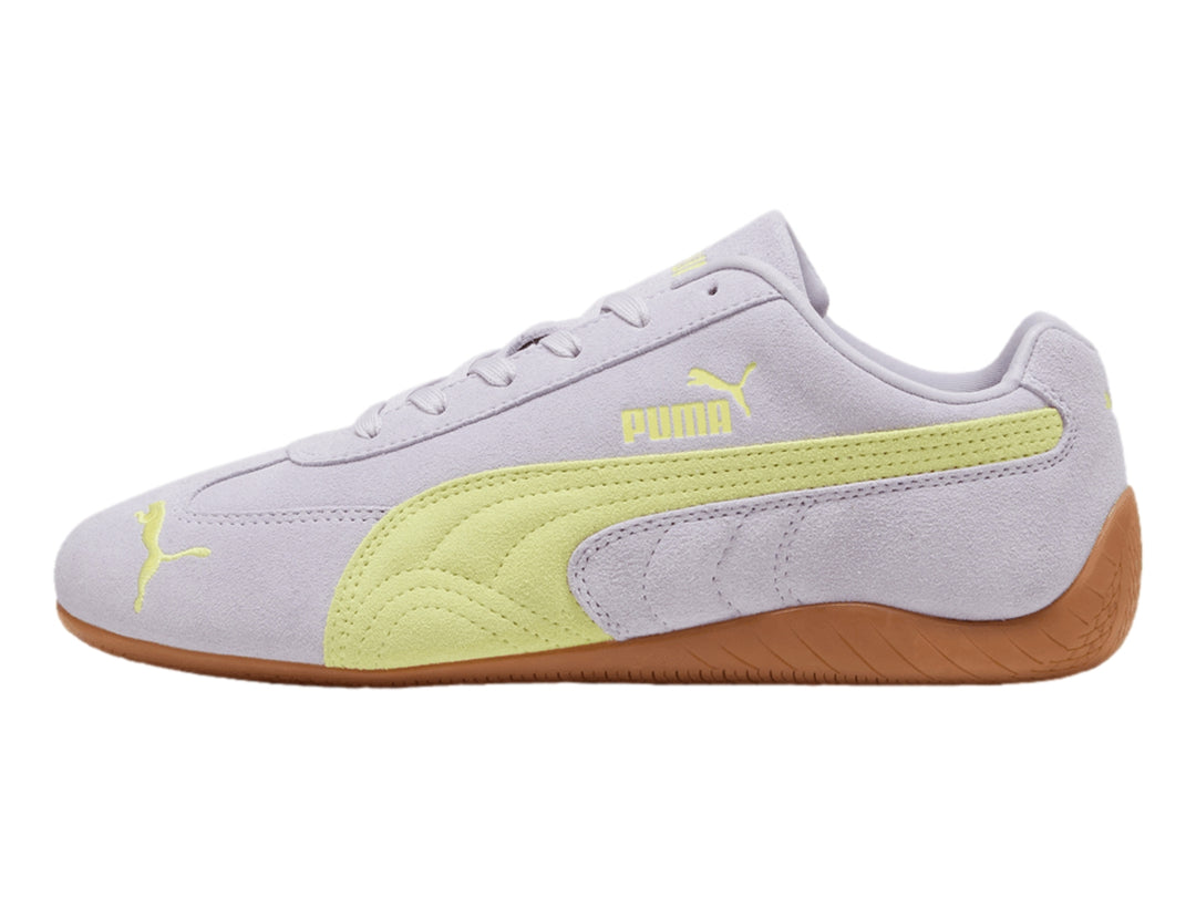 Tenis PUMA Speedcat color lila con detalle amarillo y suela color café en material de gamuza.