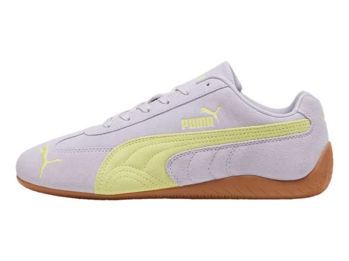 Tenis PUMA Speedcat color lila con detalle amarillo y suela color café en material de gamuza.