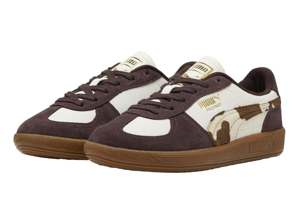 Tenis PUMA Palermo en color blanco y marrón chocolate con estampado de vaca y suela de goma.