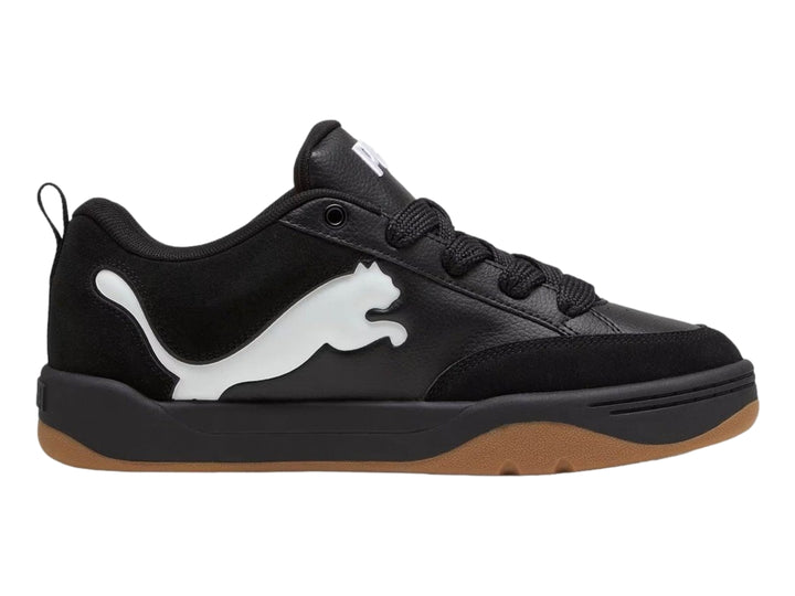 Tenis PUMA negros con suela color marrón y logotipo blanco en el costado.