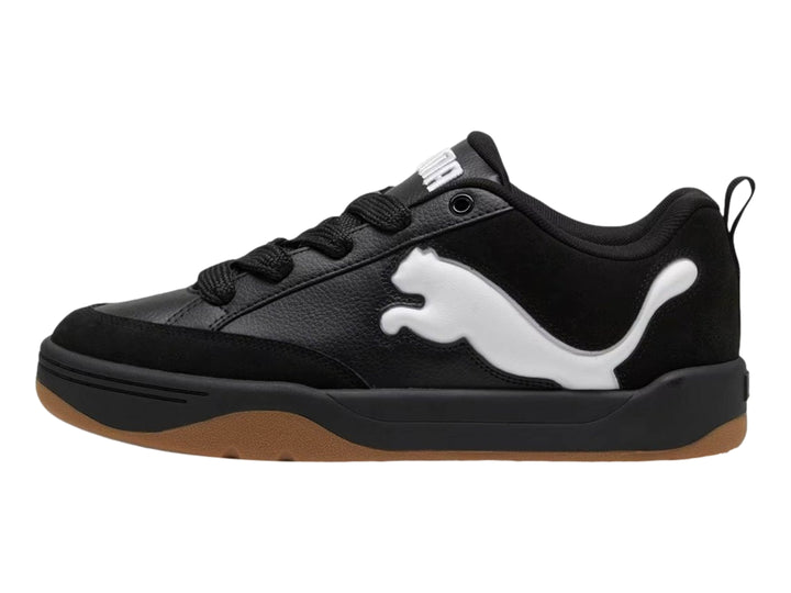 Tenis PUMA negros con suela color marrón y logotipo blanco en el costado.