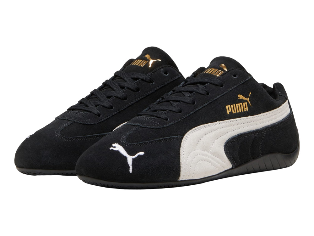 Tenis PUMA Speedcat OG color negro con franja lateral blanca y acabado en gamuza.