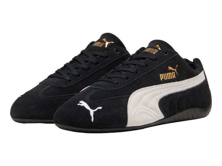 Tenis PUMA Speedcat OG color negro con franja lateral blanca y acabado en gamuza.