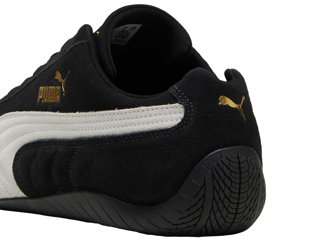 Tenis PUMA Speedcat OG color negro con franja lateral blanca y acabado en gamuza.