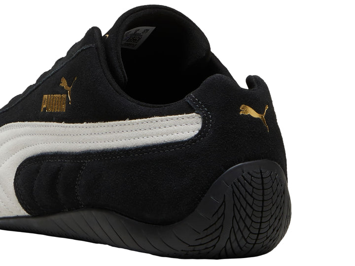 Tenis PUMA Speedcat OG color negro con franja lateral blanca y acabado en gamuza.
