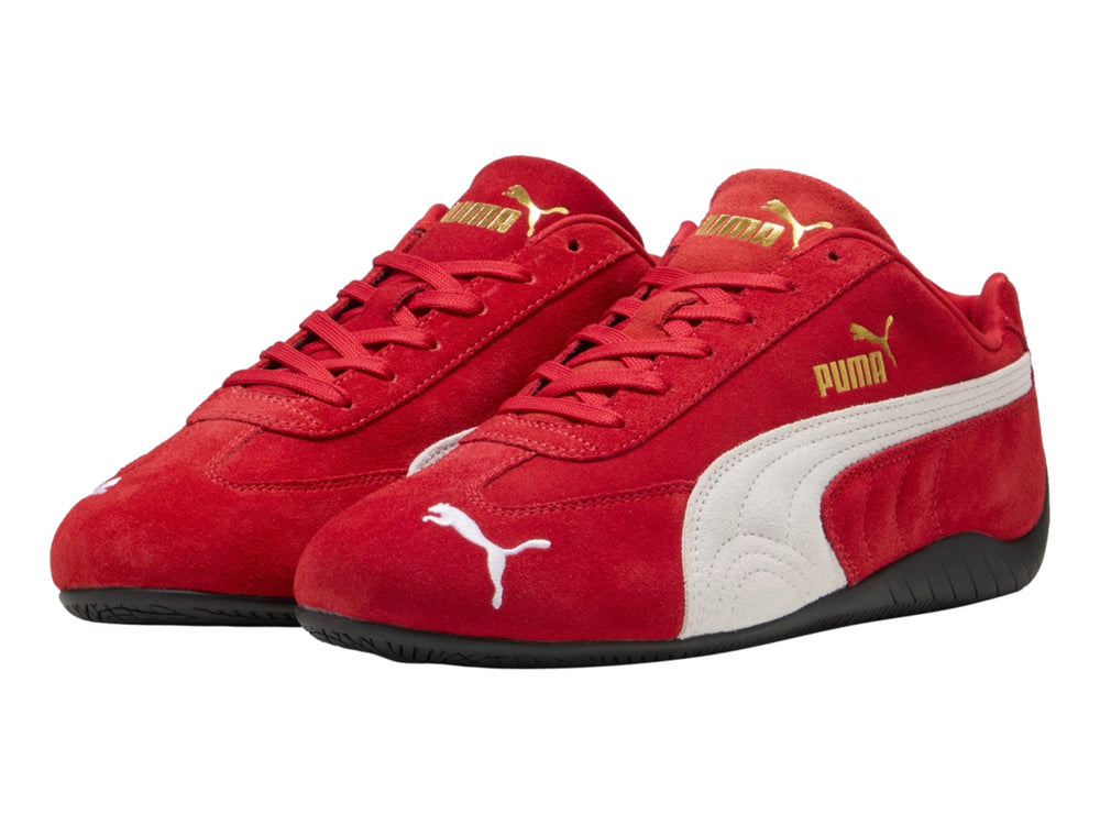 Tenis PUMA Speedcat OG en color rojo con franja blanca lateral y suela negra.