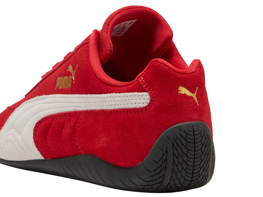 Tenis PUMA Speedcat OG en color rojo con franja blanca lateral y suela negra.