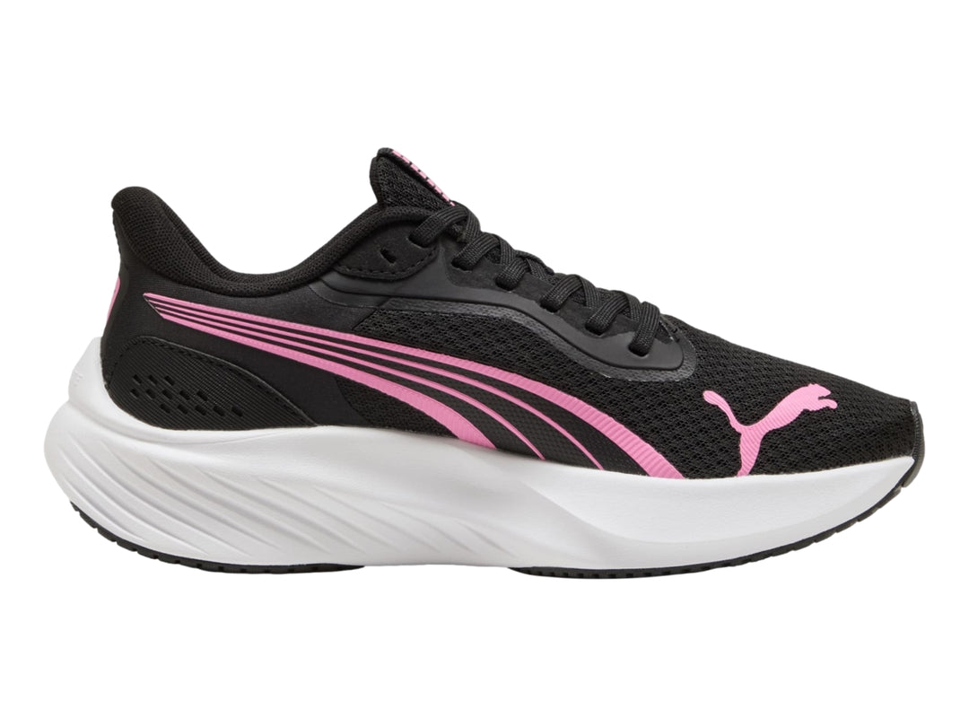 Tenis deportivos PUMA color negro con detalles en rosa y suela blanca.