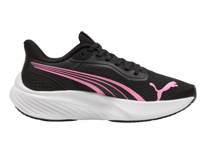 Tenis deportivos PUMA color negro con detalles en rosa y suela blanca.