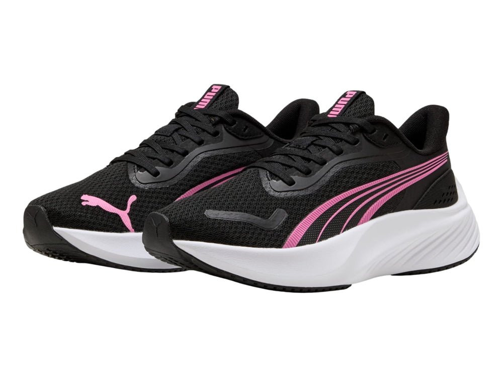 Tenis deportivos PUMA color negro con detalles en rosa y suela blanca.