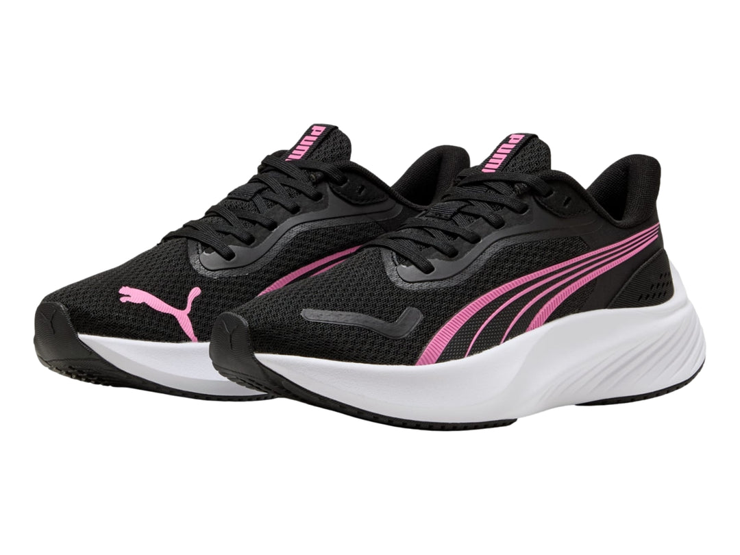 Tenis deportivos PUMA color negro con detalles en rosa y suela blanca.