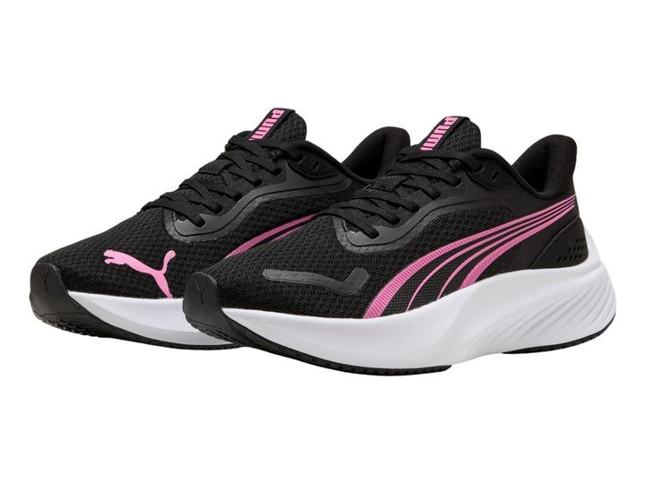 Tenis deportivos PUMA color negro con detalles en rosa y suela blanca.