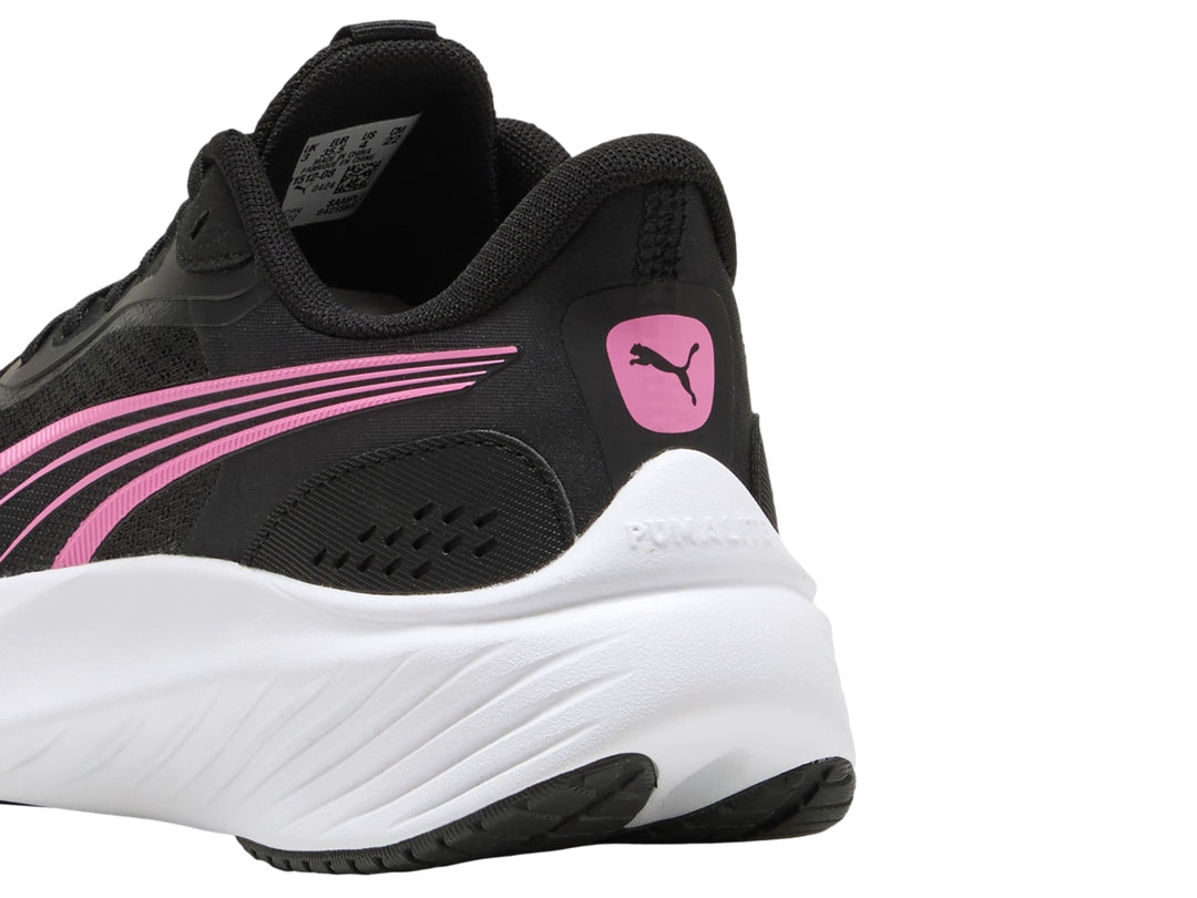 Tenis deportivos PUMA color negro con detalles en rosa y suela blanca.