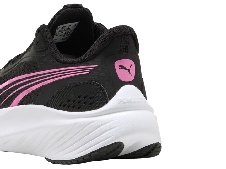 Tenis deportivos PUMA color negro con detalles en rosa y suela blanca.