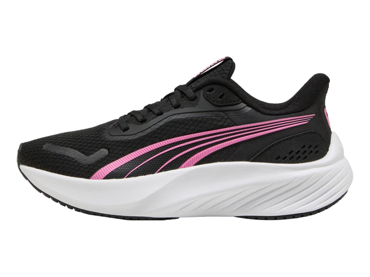 Tenis deportivos PUMA color negro con detalles en rosa y suela blanca.