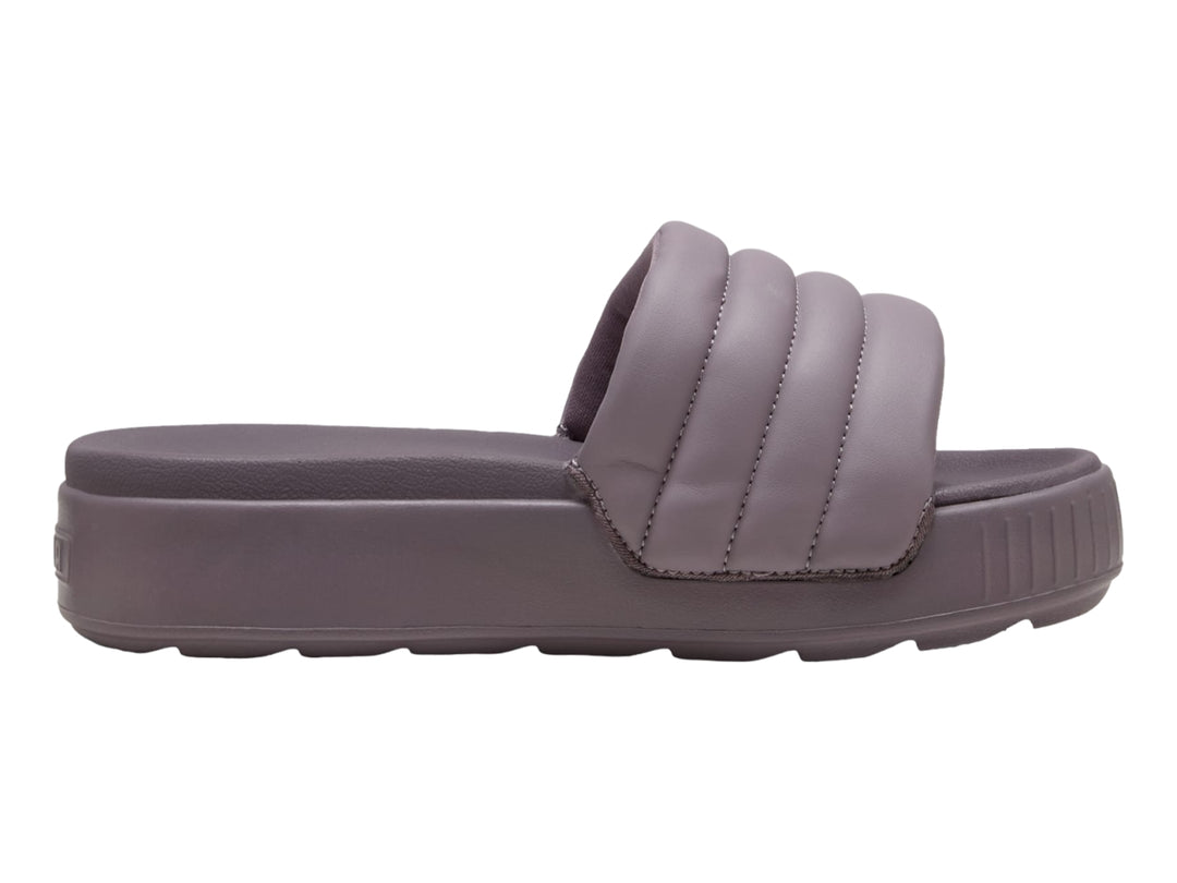 Sandalia PUMA de plataforma en color morado con correa acolchada.