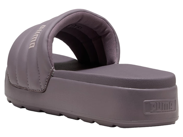 Sandalia PUMA de plataforma en color morado con correa acolchada.