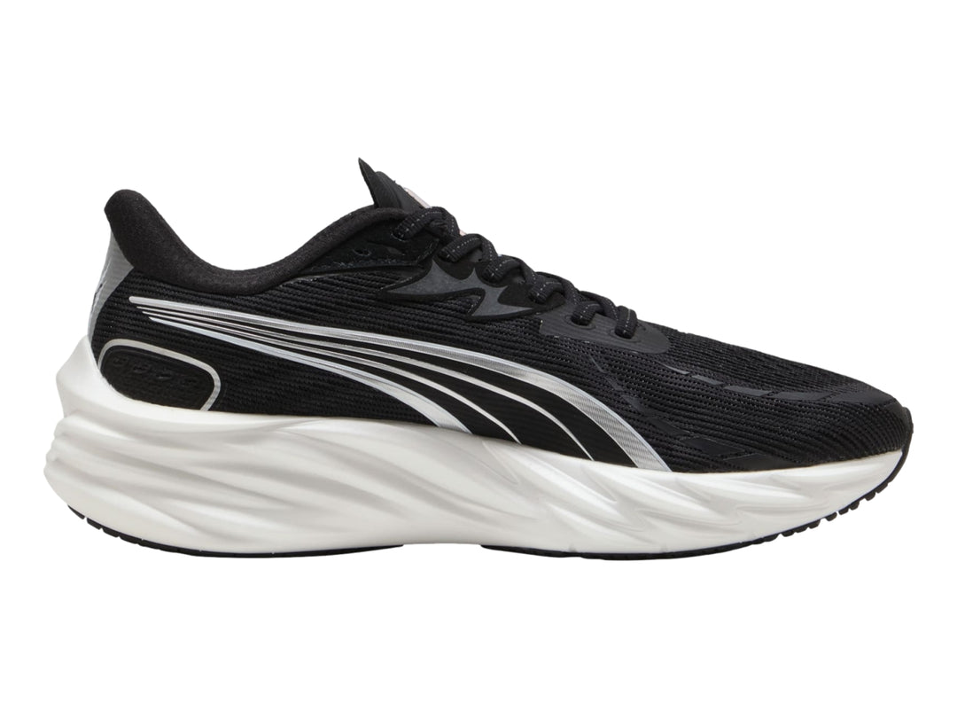 Tenis deportivos PUMA Velocity Nitro 4 en color negro con suela blanca y detalles plateados.
