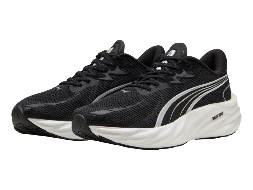 Tenis deportivos PUMA Velocity Nitro 4 en color negro con suela blanca y detalles plateados.