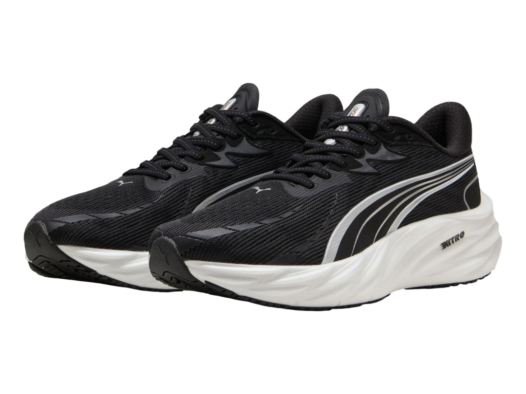Tenis deportivos PUMA Velocity Nitro 4 en color negro con suela blanca y detalles plateados.