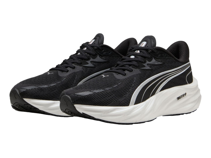 Tenis deportivos PUMA Velocity Nitro 4 en color negro con suela blanca y detalles plateados.