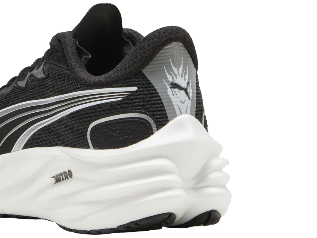 Tenis deportivos PUMA Velocity Nitro 4 en color negro con suela blanca y detalles plateados.
