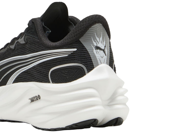 Tenis deportivos PUMA Velocity Nitro 4 en color negro con suela blanca y detalles plateados.